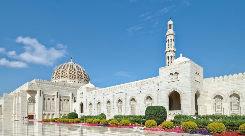 Sultan Qaboos Grand Mosque in Muscat, Oman - a must for a Oman Itinerary